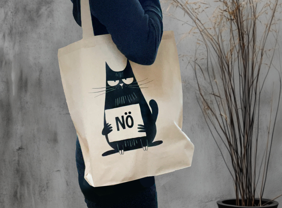 Baumwollbeutel in natur mit einer schwarzen Katze die ein schild trägt auf dem Nö steht