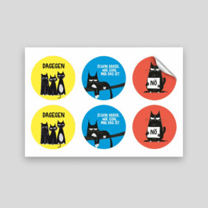 Stickerbogen mit sechs runden Katzenstickern auf weißem Hintergrund. Zu sehen sind zwei gelbe Sticker mit drei schwarzen Katzen und dem Schriftzug „Dagegen“, zwei blaue Sticker mit einer schwarzen Katze auf einem Ast und dem Spruch „Schon krass. Wie egal mir das ist“ sowie zwei rote Sticker mit einer schwarzen Katze, die ein Schild mit der Aufschrift „Nö“ hält. Oben rechts ist ein Sticker teilweise abgelöst.