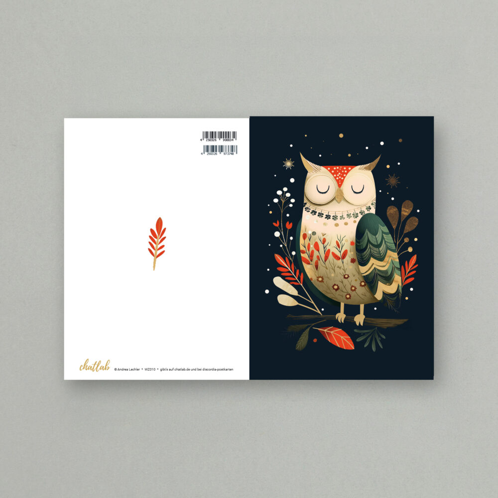 Weihnachtskarte mit liebevoll illustrierter Eule in Creme, Grün und Rot vor dunkelblauem Hintergrund. Florale Elemente und goldene Details geben dem Motiv eine festliche, edle Optik.