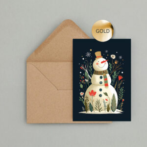 Weihnachtskarte mit fröhlichem Schneemann vor dunkelblauem Hintergrund, umgeben von winterlichen Blumen, Zweigen und Schneeflocken. Goldene Details veredeln das festliche Motiv.