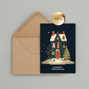 Weihnachtskarte mit verschneitem, festlich geschmücktem Haus und Weihnachtsbaum unter einem Sternenhimmel. Darunter steht „Gemütliche Weihnachtstage“. Goldene Details veredeln das winterliche Motiv.