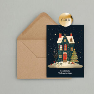 Weihnachtskarte mit verschneitem, festlich geschmücktem Haus und Weihnachtsbaum unter einem Sternenhimmel. Darunter steht „Gemütliche Weihnachtstage“. Goldene Details veredeln das winterliche Motiv.